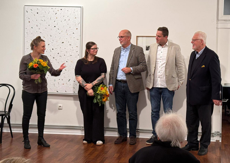 Kunstpreis an Lilly Lulay verliehen. Am 17. Oktober 2024 wurde Lilly Lulay der Kunstpreis verliehen, den die Künstlerhilfe zusammen mit dem  Lions Club Frankfurt-Mainmetropole vergibt. Wir gratulieren!